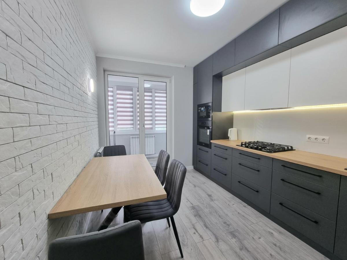 Center, Albisoara Str., 1Bedroom And Living With Balcony Kischinau Exterior foto